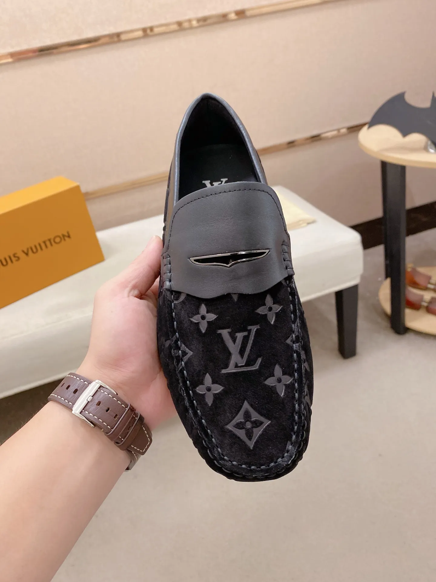 Factory price: 500💰High-end quality! LV 🆕🆕Exclusive hot-selling products in stock🔥🔥New products on the shelves, high-quality Ferragamo men's pea shoes, high-end casual driving shoes, with complete packaging! 💪 💪 Material: imported first-layer cowhide 🐂 + imported high-quality buffalo leather lining + wear-resistant outsole 👍🏻👍🏻 Features: high-end and comfortable, purely handmade 🚀 🚀 Create the perfect shoes that suit you best 🔥 🔥 Size: (38-44) 45 standard size can be customized!